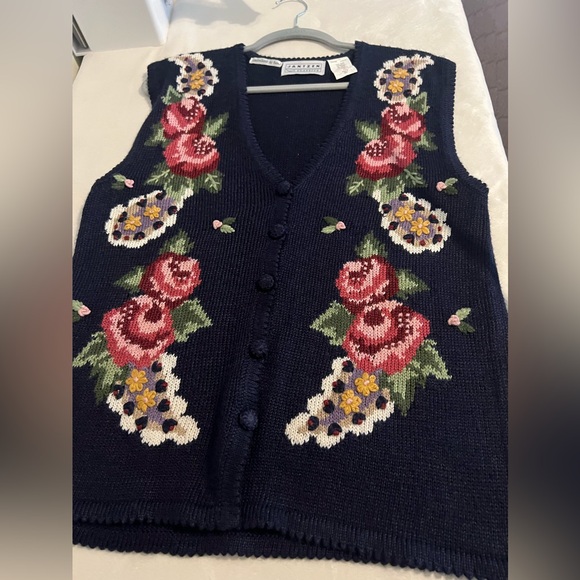 Vintage Jantzen Women's Floral Embroidered by Hand Knit Navy Blue Vest, Size M - Picture 2 of 12